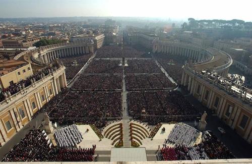 roma piazza san pietro colma di fedeli in occasione della canonizzazione di jose maria escriva de balaguer imagefull