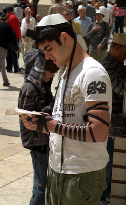 tefillin_worn_by_a_man_at_the_western_wall_in_jerusalem