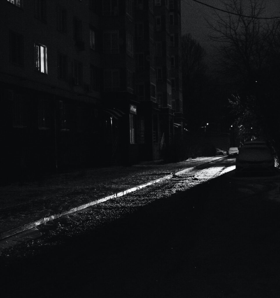 Immagine di luogo scuro, con striscia illuminata